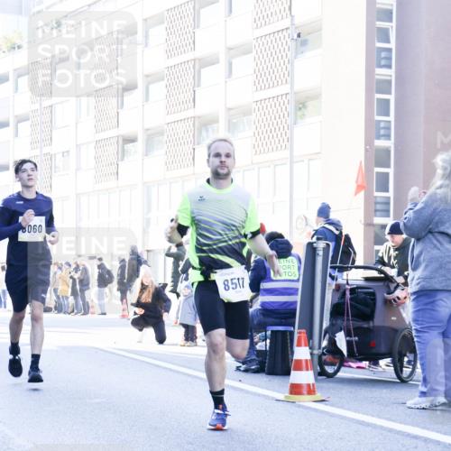 06.10.2024 - 19. swb-Marathon Bremen Matties Gatica Varas http://msf.ph/oto/7359139 06.10.2024 10:38:25 Laufen 8060, 8517 meine-sportfotos.de