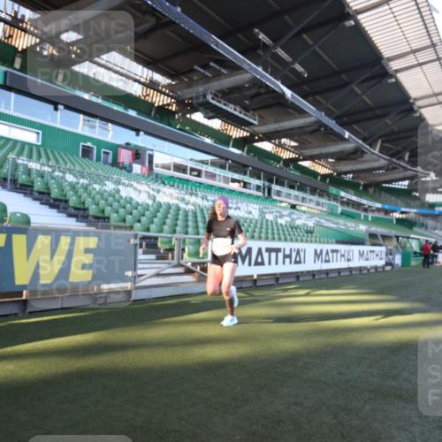 06.10.2024 - 19. swb-Marathon Bremen Yannick Fuchs http://msf.ph/oto/7359142 06.10.2024 10:20:42 Laufen im Stadion 7719, 8657, 8825, 8955, 9105 meine-sportfotos.de