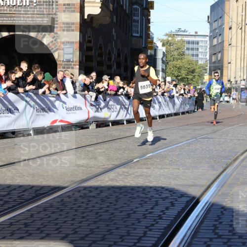 06.10.2024 - 19. swb-Marathon Bremen Strokosch-Dieckow http://msf.ph/oto/7359150 06.10.2024 10:31:08 Ziel 8499, 8500, 9039 meine-sportfotos.de