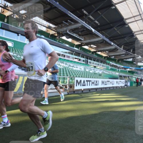 06.10.2024 - 19. swb-Marathon Bremen Yannick Fuchs http://msf.ph/oto/7359181 06.10.2024 10:20:55 Laufen im Stadion 7230, 7719, 8093, 8397, 8657, 8825, 8937, 8948, 8955, 9105 meine-sportfotos.de