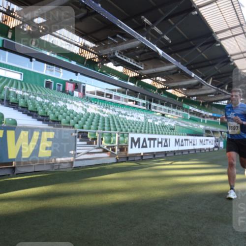 06.10.2024 - 19. swb-Marathon Bremen Yannick Fuchs http://msf.ph/oto/7359186 06.10.2024 10:20:59 Laufen im Stadion 7230, 7719, 8093, 8397, 8657, 8825, 8937, 8948, 8955, 9105 meine-sportfotos.de