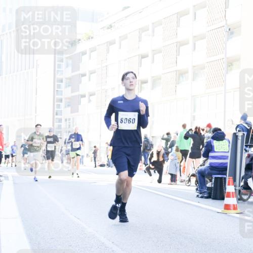 06.10.2024 - 19. swb-Marathon Bremen Matties Gatica Varas http://msf.ph/oto/7359187 06.10.2024 10:38:26 Laufen 8785, 8796, 8060, 11, 111 meine-sportfotos.de