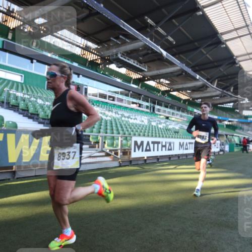 06.10.2024 - 19. swb-Marathon Bremen Yannick Fuchs http://msf.ph/oto/7359197 06.10.2024 10:21:06 Laufen im Stadion 7230, 7719, 8093, 8397, 8657, 8825, 8937, 8948, 8955, 9105 meine-sportfotos.de