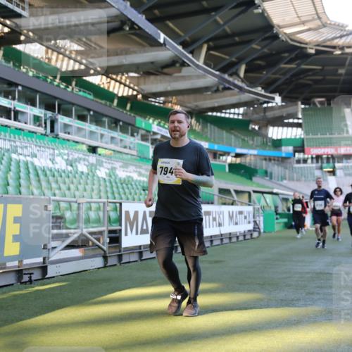06.10.2024 - 19. swb-Marathon Bremen Yannick Fuchs http://msf.ph/oto/7359200 06.10.2024 10:39:45 Laufen im Stadion 7010, 7151, 7322, 7347, 7624, 7695, 7707, 7796, 7799, 7922, 7948, 7960, 8110, 8127, 8249, 8279, 8375, 8453, 8505, 8587, 8632, 8773, 8873, 8881, 8911, 9101, 9111 meine-sportfotos.de