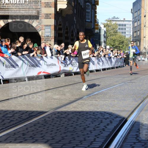 06.10.2024 - 19. swb-Marathon Bremen Strokosch-Dieckow http://msf.ph/oto/7359209 06.10.2024 10:31:09 Ziel 8499, 8500, 9039 meine-sportfotos.de