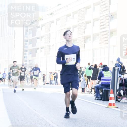 06.10.2024 - 19. swb-Marathon Bremen Matties Gatica Varas http://msf.ph/oto/7359213 06.10.2024 10:38:26 Laufen 8654, 8796, 8785, 30, 11 meine-sportfotos.de