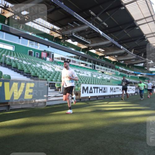 06.10.2024 - 19. swb-Marathon Bremen Yannick Fuchs http://msf.ph/oto/7359220 06.10.2024 10:21:31 Laufen im Stadion 7019, 7230, 7376, 7646, 7839, 7963, 8093, 8292, 8602, 8631, 8792, 8797, 8937 meine-sportfotos.de