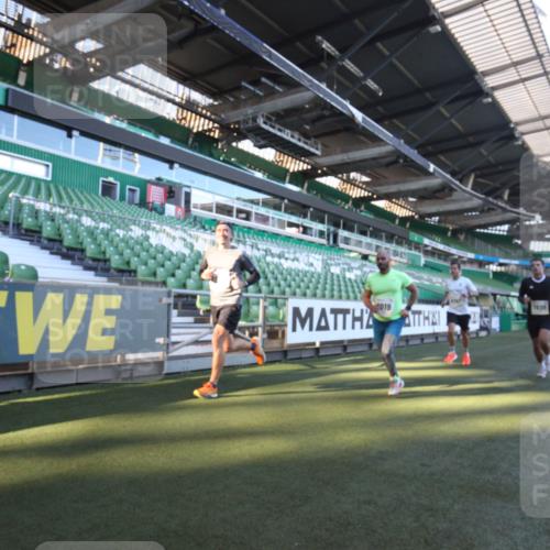 06.10.2024 - 19. swb-Marathon Bremen Yannick Fuchs http://msf.ph/oto/7359226 06.10.2024 10:21:33 Laufen im Stadion 7019, 7230, 7376, 7646, 7839, 7963, 8093, 8292, 8602, 8631, 8792, 8797, 8937 meine-sportfotos.de