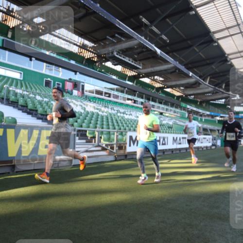 06.10.2024 - 19. swb-Marathon Bremen Yannick Fuchs http://msf.ph/oto/7359229 06.10.2024 10:21:34 Laufen im Stadion 7019, 7230, 7376, 7646, 7839, 7963, 8093, 8292, 8583, 8602, 8631, 8792, 8797, 8937 meine-sportfotos.de