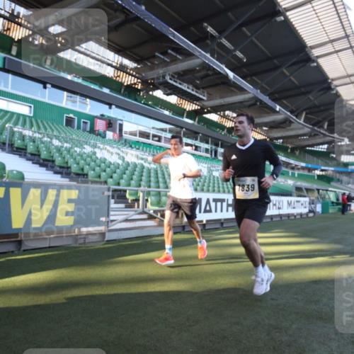 06.10.2024 - 19. swb-Marathon Bremen Yannick Fuchs http://msf.ph/oto/7359240 06.10.2024 10:21:35 Laufen im Stadion 7019, 7230, 7376, 7646, 7839, 7963, 8093, 8292, 8583, 8602, 8631, 8792, 8797, 8937 meine-sportfotos.de