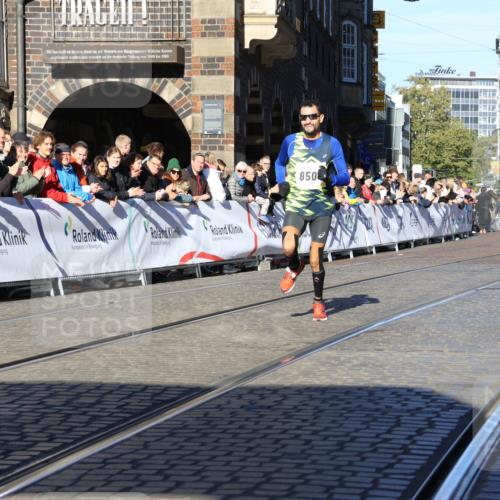 06.10.2024 - 19. swb-Marathon Bremen Strokosch-Dieckow http://msf.ph/oto/7359243 06.10.2024 10:31:11 Ziel 8499, 8500, 9039 meine-sportfotos.de