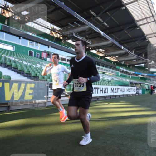 06.10.2024 - 19. swb-Marathon Bremen Yannick Fuchs http://msf.ph/oto/7359250 06.10.2024 10:21:35 Laufen im Stadion 7019, 7230, 7376, 7646, 7839, 7963, 8093, 8292, 8583, 8602, 8631, 8792, 8797, 8937 meine-sportfotos.de