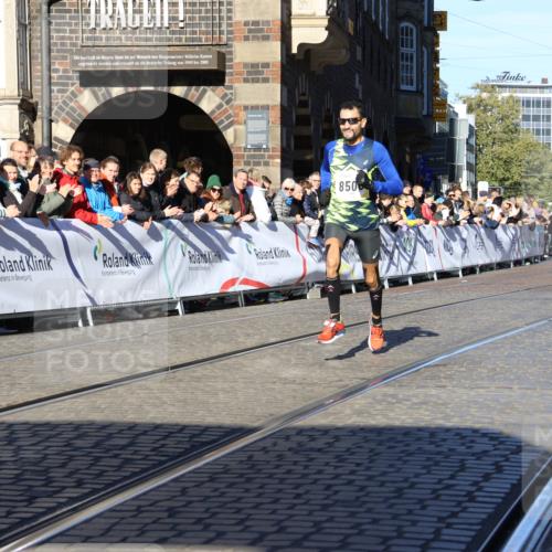 06.10.2024 - 19. swb-Marathon Bremen Strokosch-Dieckow http://msf.ph/oto/7359261 06.10.2024 10:31:11 Ziel 8499, 8500, 9039 meine-sportfotos.de