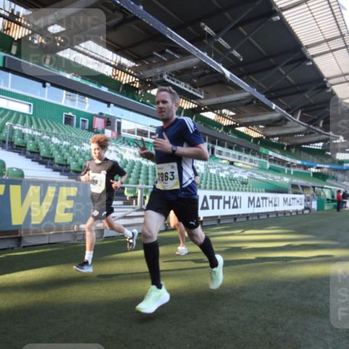 06.10.2024 - 19. swb-Marathon Bremen Yannick Fuchs http://msf.ph/oto/7359268 06.10.2024 10:21:44 Laufen im Stadion 7019, 7376, 7646, 7839, 7963, 8292, 8583, 8602, 8631, 8792, 8797 meine-sportfotos.de