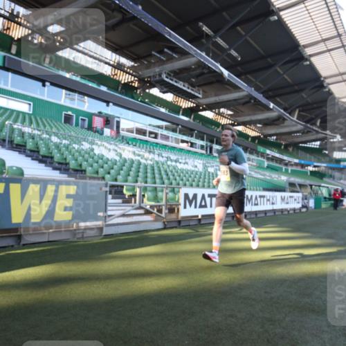 06.10.2024 - 19. swb-Marathon Bremen Yannick Fuchs http://msf.ph/oto/7359274 06.10.2024 10:21:48 Laufen im Stadion 7019, 7376, 7646, 7839, 7963, 8292, 8583, 8602, 8631, 8792, 8797 meine-sportfotos.de