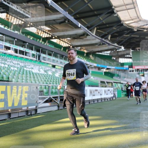 06.10.2024 - 19. swb-Marathon Bremen Yannick Fuchs http://msf.ph/oto/7359278 06.10.2024 10:39:45 Laufen im Stadion 7010, 7151, 7322, 7347, 7624, 7695, 7707, 7796, 7799, 7922, 7948, 7960, 8110, 8127, 8249, 8279, 8375, 8453, 8505, 8587, 8632, 8773, 8873, 8881, 8911, 9101, 9111 meine-sportfotos.de