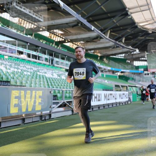 06.10.2024 - 19. swb-Marathon Bremen Yannick Fuchs http://msf.ph/oto/7359287 06.10.2024 10:39:45 Laufen im Stadion 7010, 7151, 7322, 7347, 7624, 7695, 7707, 7796, 7799, 7922, 7948, 7960, 8110, 8127, 8249, 8279, 8375, 8453, 8505, 8587, 8632, 8773, 8873, 8881, 8911, 9101, 9111 meine-sportfotos.de