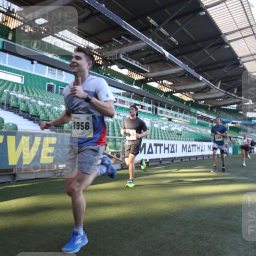 06.10.2024 - 19. swb-Marathon Bremen Yannick Fuchs http://msf.ph/oto/7359294 06.10.2024 10:22:03 Laufen im Stadion 7019, 7376, 7646, 7655, 7839, 7963, 8198, 8292, 8511, 8583, 8631, 8755, 8781, 8797, 8956 meine-sportfotos.de