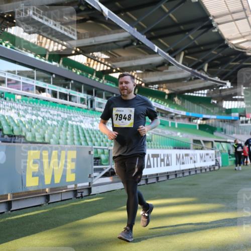 06.10.2024 - 19. swb-Marathon Bremen Yannick Fuchs http://msf.ph/oto/7359306 06.10.2024 10:39:45 Laufen im Stadion 7010, 7151, 7322, 7347, 7624, 7695, 7707, 7796, 7799, 7922, 7948, 7960, 8110, 8127, 8249, 8279, 8375, 8453, 8505, 8587, 8632, 8773, 8873, 8881, 8911, 9101, 9111 meine-sportfotos.de