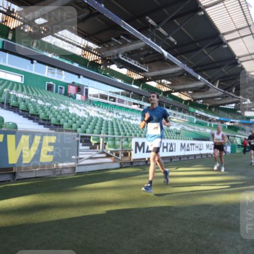 06.10.2024 - 19. swb-Marathon Bremen Yannick Fuchs http://msf.ph/oto/7359307 06.10.2024 10:22:04 Laufen im Stadion 7019, 7376, 7646, 7655, 7839, 7963, 8198, 8292, 8511, 8583, 8755, 8781, 8797, 8956 meine-sportfotos.de