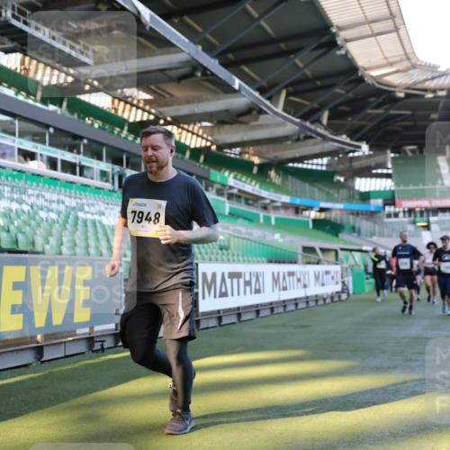 06.10.2024 - 19. swb-Marathon Bremen Yannick Fuchs http://msf.ph/oto/7359310 06.10.2024 10:39:46 Laufen im Stadion 7010, 7151, 7322, 7347, 7624, 7695, 7707, 7796, 7799, 7922, 7948, 7960, 8110, 8127, 8249, 8279, 8375, 8453, 8505, 8587, 8632, 8773, 8873, 8881, 8909, 8910, 8911, 9101, 9111 meine-sportfotos.de