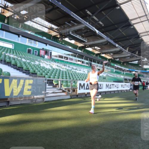 06.10.2024 - 19. swb-Marathon Bremen Yannick Fuchs http://msf.ph/oto/7359319 06.10.2024 10:22:05 Laufen im Stadion 7019, 7376, 7646, 7655, 7839, 7963, 8198, 8292, 8511, 8583, 8755, 8781, 8797, 8956 meine-sportfotos.de
