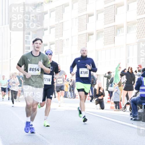 06.10.2024 - 19. swb-Marathon Bremen Matties Gatica Varas http://msf.ph/oto/7359324 06.10.2024 10:38:29 Laufen 8654, 3796, 8226, 8785 meine-sportfotos.de