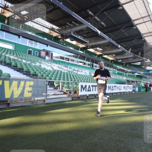 06.10.2024 - 19. swb-Marathon Bremen Yannick Fuchs http://msf.ph/oto/7359332 06.10.2024 10:22:07 Laufen im Stadion 7157, 7376, 7646, 7655, 7963, 8198, 8292, 8511, 8583, 8755, 8781, 8956 meine-sportfotos.de