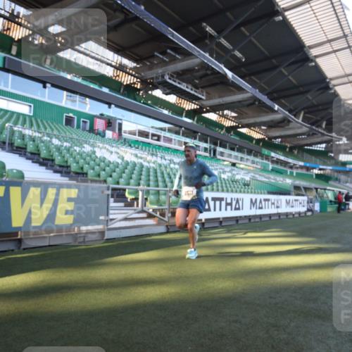 06.10.2024 - 19. swb-Marathon Bremen Yannick Fuchs http://msf.ph/oto/7359344 06.10.2024 10:22:14 Laufen im Stadion 7157, 7376, 7655, 7963, 7993, 8198, 8275, 8292, 8511, 8583, 8755, 8781, 8956, 9122 meine-sportfotos.de