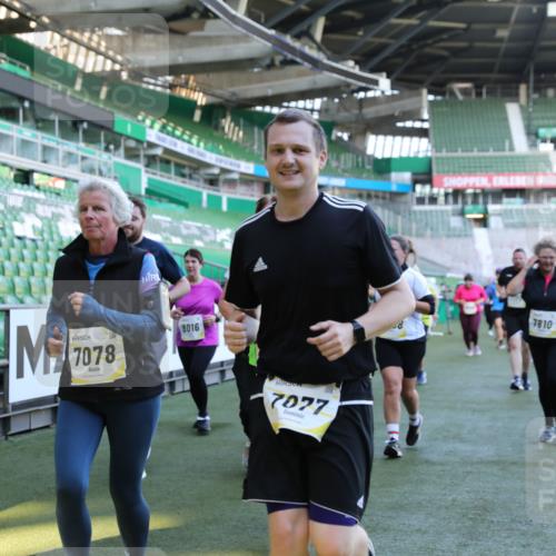 06.10.2024 - 19. swb-Marathon Bremen Yannick Fuchs http://msf.ph/oto/7359352 06.10.2024 10:41:43 Laufen im Stadion 7077, 7078, 7163, 7177, 7181, 7309, 7385, 7396, 7520, 7602, 7665, 7668, 7669, 7692, 7712, 7740, 7742, 7765, 7766, 7804, 7866, 7901, 8016, 8046, 8097, 8250, 8320, 8344, 8372, 8434, 8482, 8490, 8527, 8528, 8691, 8709, 8762, 8800, 8832, 8844, 8853, 8863, 8935, 8969, 8979, 9030, 9120, 9989 meine-sportfotos.de