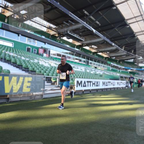 06.10.2024 - 19. swb-Marathon Bremen Yannick Fuchs http://msf.ph/oto/7359355 06.10.2024 10:22:21 Laufen im Stadion 7157, 7655, 7993, 8198, 8275, 8466, 8511, 8755, 8781, 8956, 9122 meine-sportfotos.de