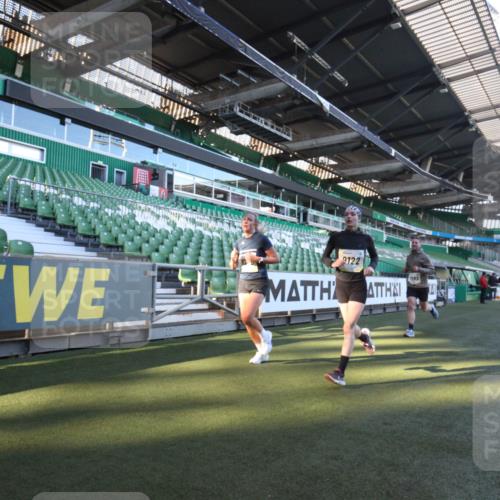 06.10.2024 - 19. swb-Marathon Bremen Yannick Fuchs http://msf.ph/oto/7359369 06.10.2024 10:22:24 Laufen im Stadion 7105, 7157, 7655, 7993, 8198, 8275, 8466, 8511, 8755, 8781, 8956, 9122 meine-sportfotos.de