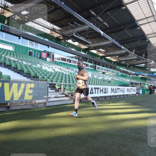 06.10.2024 - 19. swb-Marathon Bremen Yannick Fuchs http://msf.ph/oto/7359380 06.10.2024 10:22:25 Laufen im Stadion 7105, 7157, 7655, 7993, 8198, 8275, 8466, 8511, 8755, 8781, 8956, 9122 meine-sportfotos.de