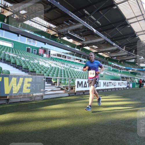 06.10.2024 - 19. swb-Marathon Bremen Yannick Fuchs http://msf.ph/oto/7359414 06.10.2024 10:22:42 Laufen im Stadion 7105, 7157, 7649, 7993, 8275, 8341, 8466, 8511, 9033, 9036, 9087, 9122 meine-sportfotos.de