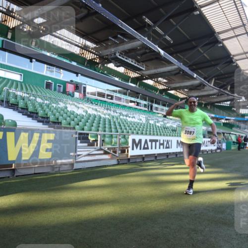 06.10.2024 - 19. swb-Marathon Bremen Yannick Fuchs http://msf.ph/oto/7359429 06.10.2024 10:22:46 Laufen im Stadion 7105, 7157, 7649, 7993, 8275, 8341, 8466, 9033, 9036, 9087, 9122 meine-sportfotos.de