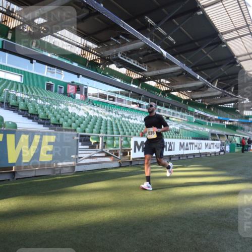 06.10.2024 - 19. swb-Marathon Bremen Yannick Fuchs http://msf.ph/oto/7359459 06.10.2024 10:22:55 Laufen im Stadion 7105, 7649, 7993, 8341, 8466, 9033, 9036, 9087 meine-sportfotos.de