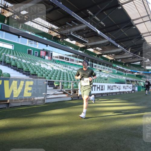 06.10.2024 - 19. swb-Marathon Bremen Yannick Fuchs http://msf.ph/oto/7359471 06.10.2024 10:23:11 Laufen im Stadion 7033, 7605, 8120, 8341, 8447, 8627, 8726, 8784, 9033, 9036, 9056, 9087 meine-sportfotos.de