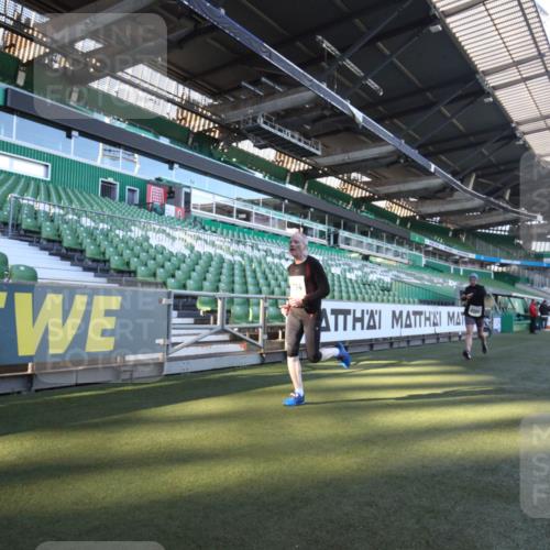 06.10.2024 - 19. swb-Marathon Bremen Yannick Fuchs http://msf.ph/oto/7359481 06.10.2024 10:23:15 Laufen im Stadion 7033, 7605, 8120, 8220, 8341, 8447, 8627, 8726, 8784, 9036, 9056, 9087 meine-sportfotos.de