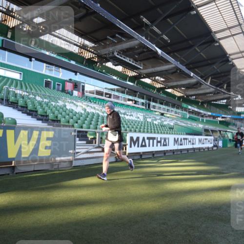 06.10.2024 - 19. swb-Marathon Bremen Yannick Fuchs http://msf.ph/oto/7359494 06.10.2024 10:23:17 Laufen im Stadion 7033, 7605, 8120, 8220, 8341, 8447, 8627, 8726, 8784, 9036, 9056 meine-sportfotos.de