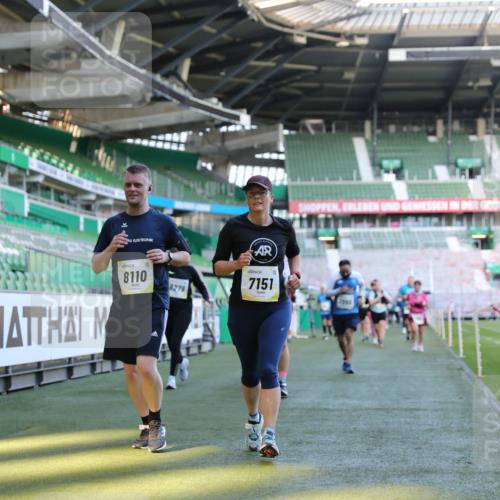 06.10.2024 - 19. swb-Marathon Bremen Yannick Fuchs http://msf.ph/oto/7359510 06.10.2024 10:39:50 Laufen im Stadion 7010, 7151, 7322, 7347, 7519, 7624, 7695, 7707, 7796, 7799, 7913, 7922, 7948, 7960, 8110, 8127, 8249, 8279, 8375, 8505, 8632, 8773, 8850, 8873, 8881, 8909, 8910, 8911, 9098, 9101, 9111 meine-sportfotos.de
