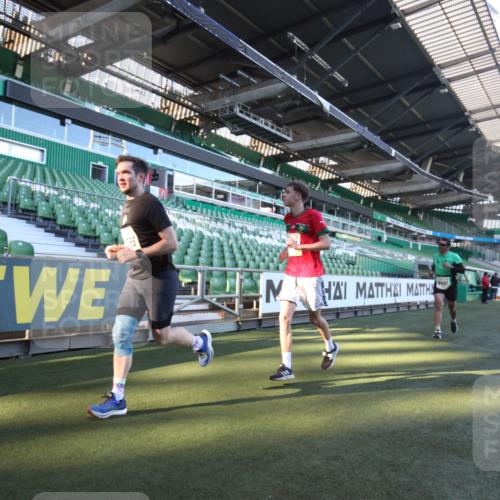 06.10.2024 - 19. swb-Marathon Bremen Yannick Fuchs http://msf.ph/oto/7359512 06.10.2024 10:23:21 Laufen im Stadion 7033, 7605, 8120, 8180, 8220, 8341, 8390, 8447, 8627, 8642, 8726, 8784, 9036, 9056 meine-sportfotos.de