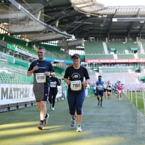 06.10.2024 - 19. swb-Marathon Bremen Yannick Fuchs http://msf.ph/oto/7359520 06.10.2024 10:39:50 Laufen im Stadion 7010, 7151, 7322, 7347, 7519, 7624, 7695, 7707, 7796, 7799, 7913, 7922, 7948, 7960, 8110, 8127, 8249, 8279, 8375, 8505, 8632, 8773, 8850, 8873, 8881, 8909, 8910, 8911, 9098, 9101, 9111 meine-sportfotos.de