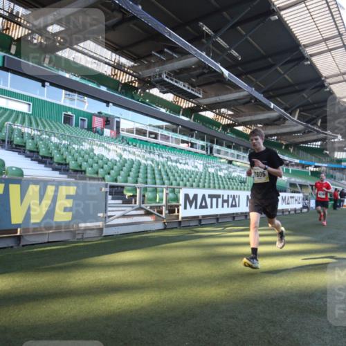 06.10.2024 - 19. swb-Marathon Bremen Yannick Fuchs http://msf.ph/oto/7359531 06.10.2024 10:23:24 Laufen im Stadion 7033, 7605, 7743, 8120, 8180, 8220, 8390, 8447, 8627, 8642, 8726, 8784, 9056 meine-sportfotos.de