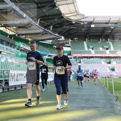 06.10.2024 - 19. swb-Marathon Bremen Yannick Fuchs http://msf.ph/oto/7359539 06.10.2024 10:39:50 Laufen im Stadion 7010, 7151, 7322, 7347, 7519, 7624, 7695, 7707, 7796, 7799, 7913, 7922, 7948, 7960, 8110, 8127, 8249, 8279, 8375, 8505, 8632, 8773, 8850, 8873, 8881, 8909, 8910, 8911, 9098, 9101, 9111 meine-sportfotos.de