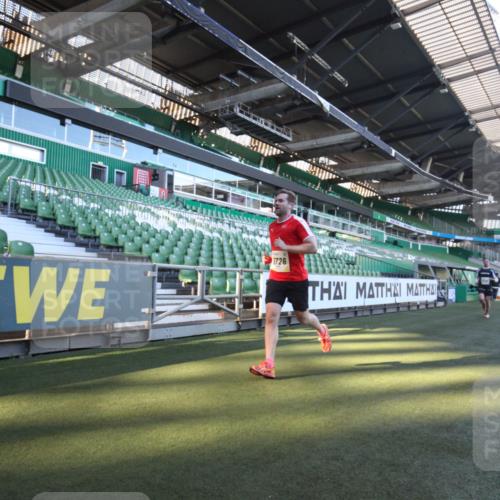 06.10.2024 - 19. swb-Marathon Bremen Yannick Fuchs http://msf.ph/oto/7359540 06.10.2024 10:23:26 Laufen im Stadion 7033, 7605, 7743, 7964, 8120, 8180, 8220, 8390, 8447, 8627, 8642, 8726, 8784, 9056 meine-sportfotos.de