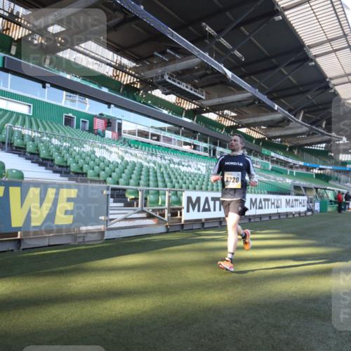 06.10.2024 - 19. swb-Marathon Bremen Yannick Fuchs http://msf.ph/oto/7359544 06.10.2024 10:23:30 Laufen im Stadion 7033, 7523, 7605, 7743, 7964, 8120, 8180, 8220, 8390, 8447, 8627, 8642, 8726, 8784, 9052, 9056 meine-sportfotos.de