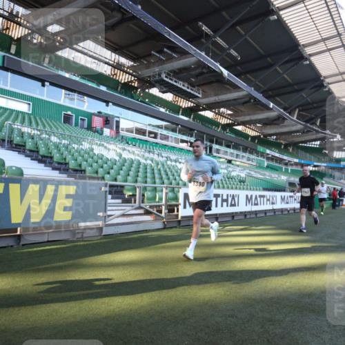 06.10.2024 - 19. swb-Marathon Bremen Yannick Fuchs http://msf.ph/oto/7359558 06.10.2024 10:23:37 Laufen im Stadion 7033, 7523, 7605, 7743, 7964, 8000, 8120, 8180, 8220, 8331, 8390, 8444, 8447, 8544, 8571, 8627, 8642, 8726, 8784, 9026, 9052, 9056 meine-sportfotos.de