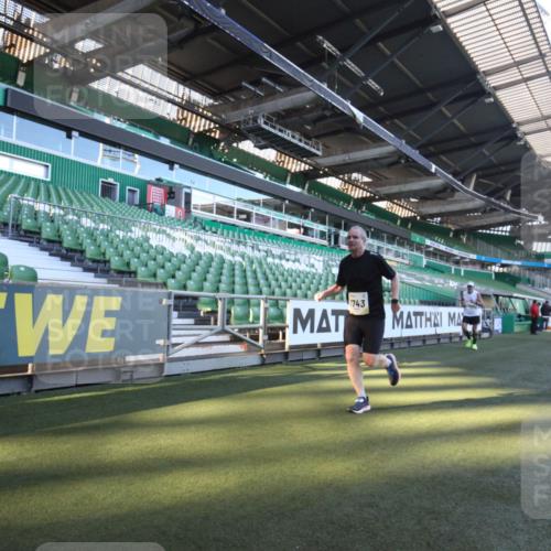 06.10.2024 - 19. swb-Marathon Bremen Yannick Fuchs http://msf.ph/oto/7359568 06.10.2024 10:23:38 Laufen im Stadion 7033, 7523, 7605, 7743, 7964, 8000, 8120, 8180, 8220, 8331, 8390, 8444, 8447, 8544, 8571, 8627, 8642, 8726, 8784, 9026, 9052, 9056 meine-sportfotos.de
