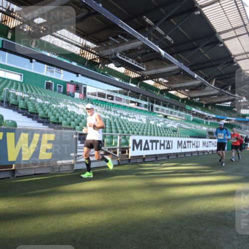 06.10.2024 - 19. swb-Marathon Bremen Yannick Fuchs http://msf.ph/oto/7359582 06.10.2024 10:23:41 Laufen im Stadion 7033, 7523, 7605, 7743, 7964, 8000, 8060, 8095, 8120, 8180, 8220, 8331, 8390, 8444, 8447, 8544, 8571, 8642, 8726, 8784, 8992, 9026, 9052, 9056 meine-sportfotos.de