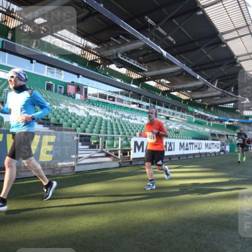 06.10.2024 - 19. swb-Marathon Bremen Yannick Fuchs http://msf.ph/oto/7359597 06.10.2024 10:23:44 Laufen im Stadion 7033, 7523, 7579, 7605, 7743, 7964, 8000, 8060, 8095, 8120, 8180, 8220, 8331, 8390, 8444, 8447, 8544, 8571, 8642, 8726, 8992, 9026, 9052, 9056 meine-sportfotos.de
